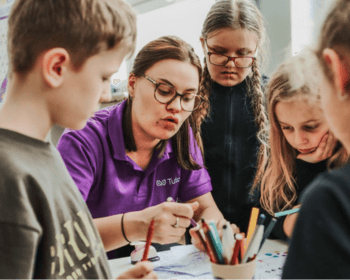 grupa dzieci z nauczycielem w nowoczesnej szkole, alternatywna edukacja, innowacyjna edukacja