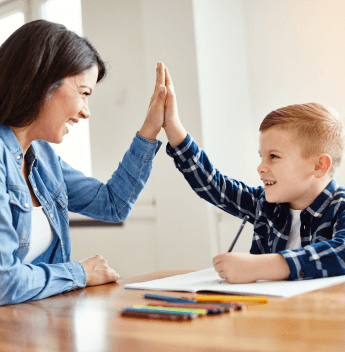 kobieta i dziecko przybijają piątkę, są weseli, nauka, program nauczania, innowacyjna edukacja